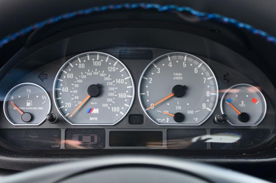 Панель приборов BMW M3 Coupe Laguna Seca Blue (E46) 2004 года  (фото 28 из 60)